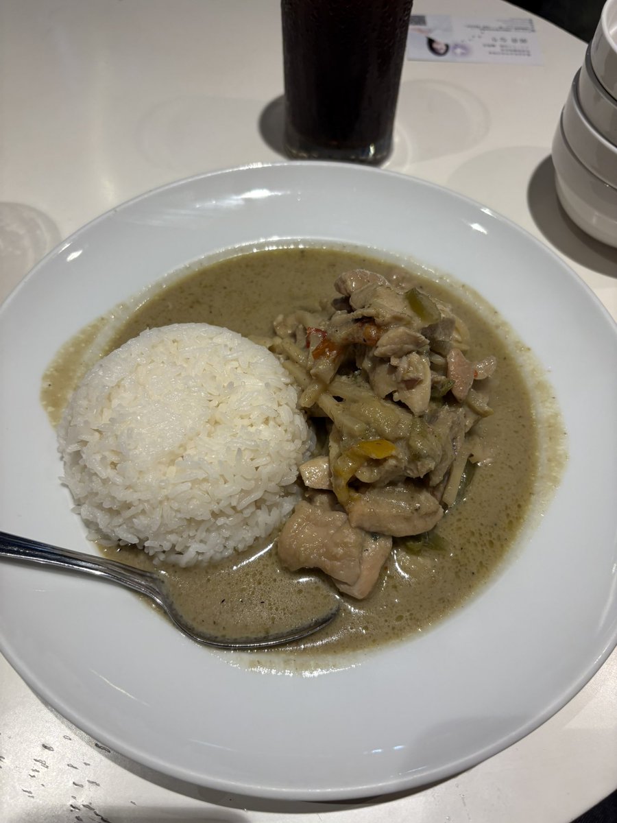 currypuakupuaku's tweet image. タイ料理トランザムの、甘みと旨みたっぷりで鶏肉ゴロゴロのマッサマンとグリーンカレー。一緒にいたなりちゃん曰く「人生で食べたカレーで一番美味しいカレー」ですって💕素敵な告白聞いちゃいました😆
#TRANSAM