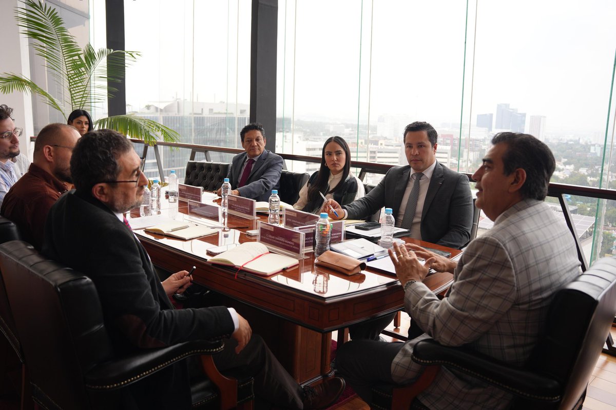 Hoy sostuve una reunión de trabajo con <a href="/craviotocesar/">César Cravioto</a>, Secretario de Gobierno de la Ciudad de México, <a href="/TemistoclesVR/">Temístocles Villanueva</a>, Coordinador General de Atención a la Movilidad Humana, acompañados por su equipo de trabajo, Alejandro Caballero y Emiliano Palau.

En presencia del equipo del