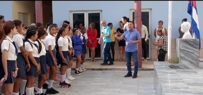 yaimet67's tweet photo. Visita nuestro Primer Secretario del PCC en la #IslaDeLaJuventud la Escuela Pedagógica "Martha Machado" este nuevo curso escolar. #SentirPinero #SiempreJoven #UJCIsla @MeyvisEstevezE  @DiazCanelB @rlicea_mojena @marrer https://t.co/gAYlUfa426
