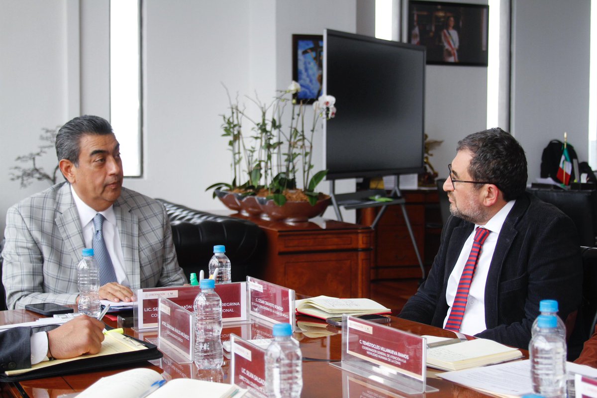 El secretario de Gobierno, <a href="/craviotocesar/">César Cravioto</a>, junto al coordinador de <a href="/CGAMHCDMX/">Movilidad Humana CDMX</a>, <a href="/TemistoclesVR/">Temístocles Villanueva</a>, sostuvo una reunión con el titular de <a href="/INAMI_mx/">INM</a>, <a href="/SergioSalomonC/">Sergio Salomón</a>, con el objetivo de reforzar la colaboración interinstitucional en la atención a las personas en contexto de