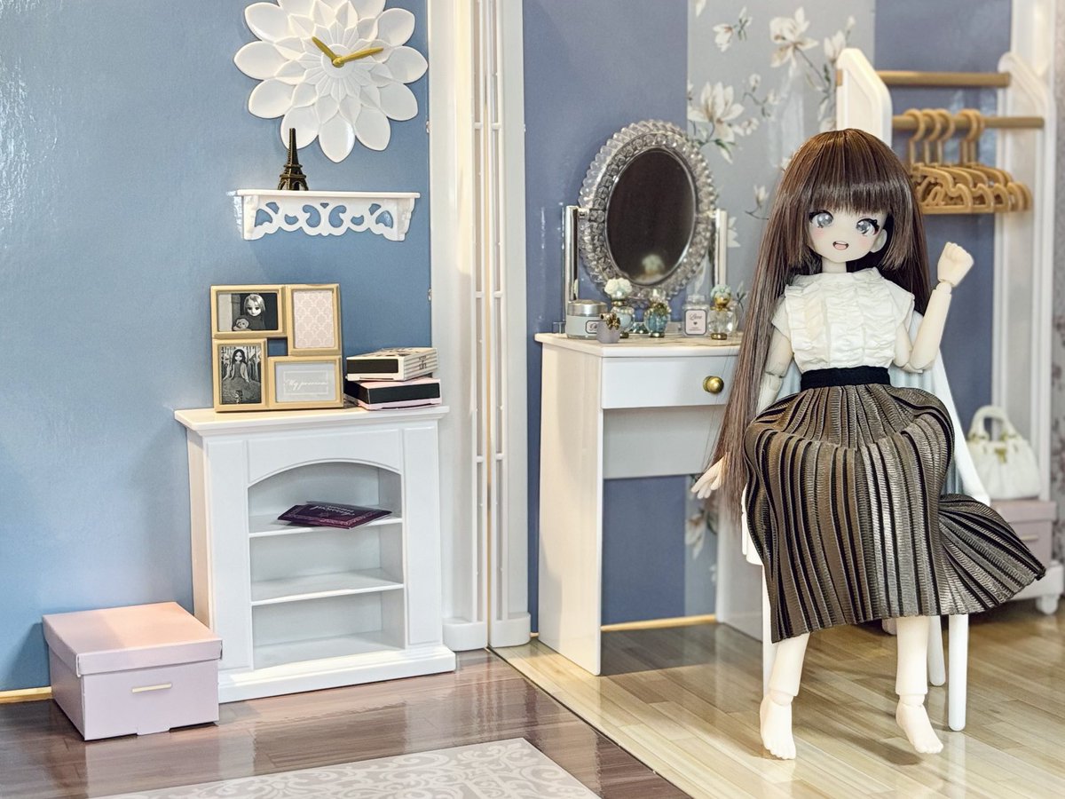 リカちゃんのフランフランルームを２つつなげてみました✨
Amazonだと一部屋3千円と少し安いので買っちゃった！ドレッサーとかも付いてるしお徳感凄い！
光闇双生ちゃんがほぼリカちゃんサイズだから大きさも丁度良いです🙆

ウィッグもアゾンで買ってみました
お色すごい好き❤️髪もサラサラ〜