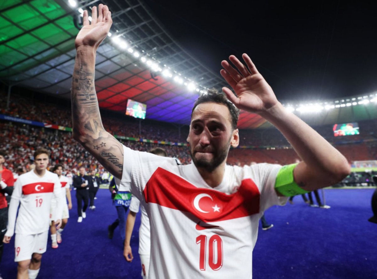 Galatasaraylı taraftarlar, Hakan Çalhanoğlu için bir kez daha etiket açtı: “ #TakeHakanHome ”