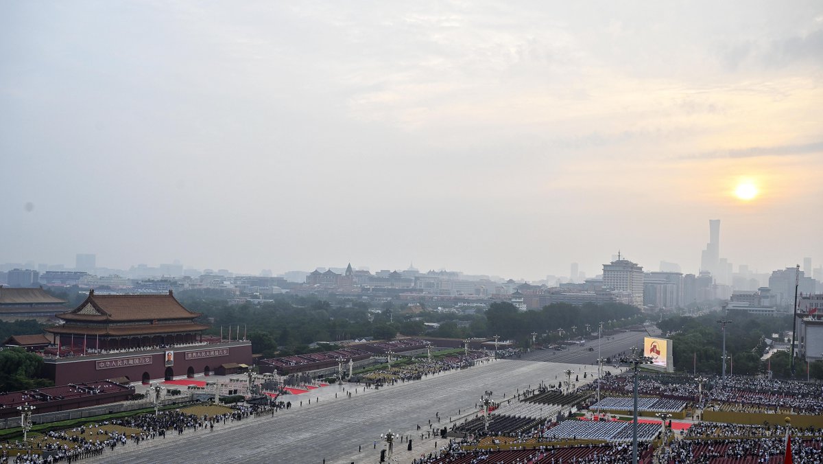 XinhuaChinese's tweet image. 【这就是今晨的北京】9月3日,纪念中国人民抗日战争暨世界反法西斯战争胜利80周年大会将在北京天安门广场隆重举行。人民英雄纪念碑前,“钢铁长城”主题景观巍然矗立,14座烽燧托举起“1945”“2025”字样,14只“和平鸽”振翅飞翔。