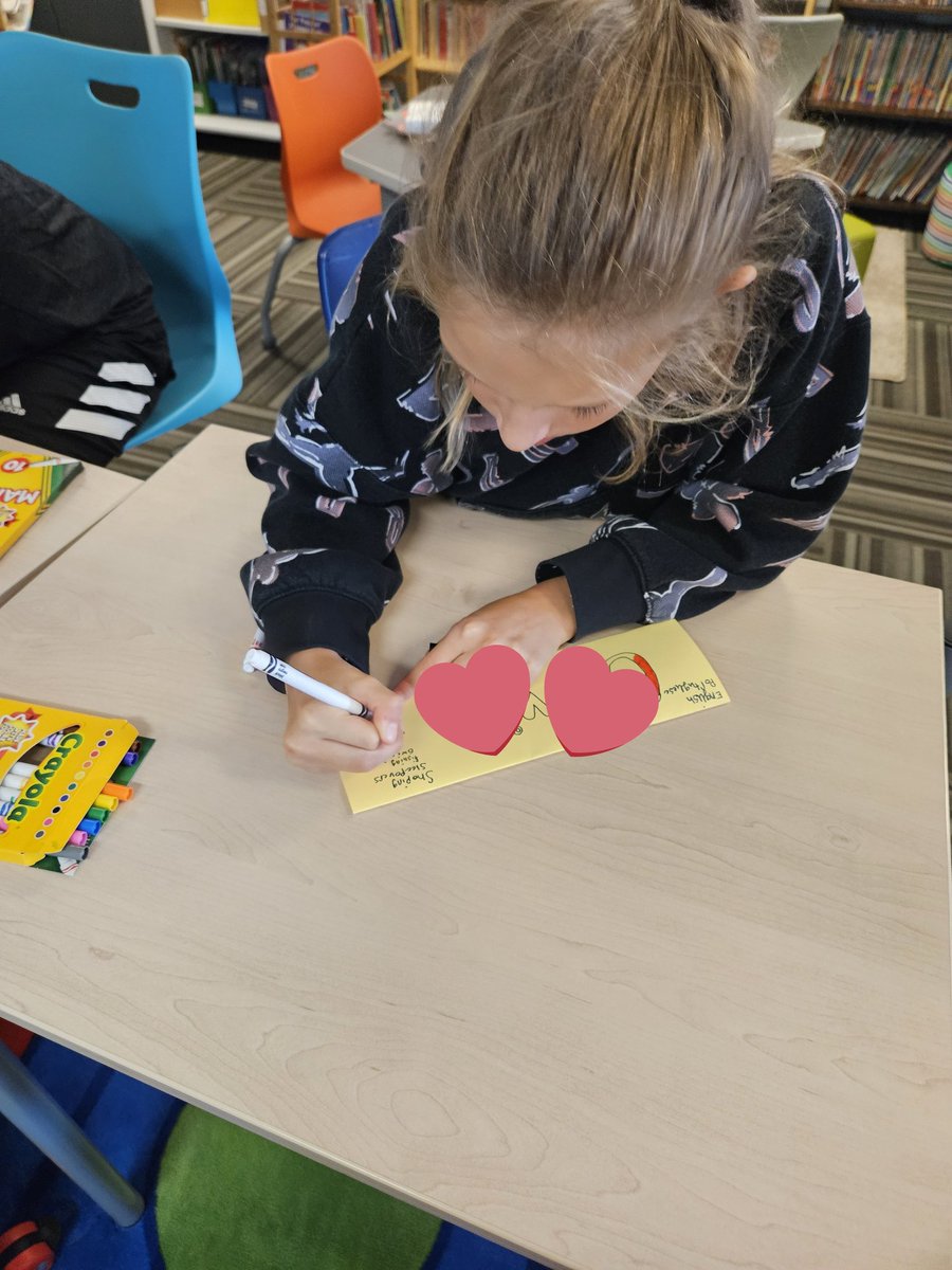 jen_esl's tweet image. Today I started to pull out my ELD small groups. The first order of business was making our name tents. We added languages spoken, hobbies, favorite sport and color. My older students added their bday 😍 @DrCarolSalva #pd4uandme @wbloomfieldschl
