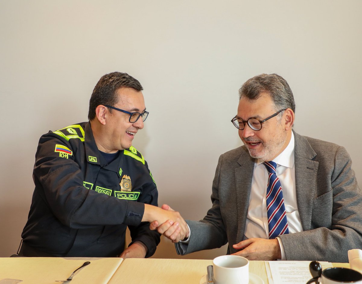universidadpol's tweet photo. En la @UExternado iniciamos un valioso acercamiento para proyectar un convenio académico que beneficie a policías y sus familias, fortaleciendo formación, investigación y programas educativos. #Diepo https://t.co/bR6AJrKTz4