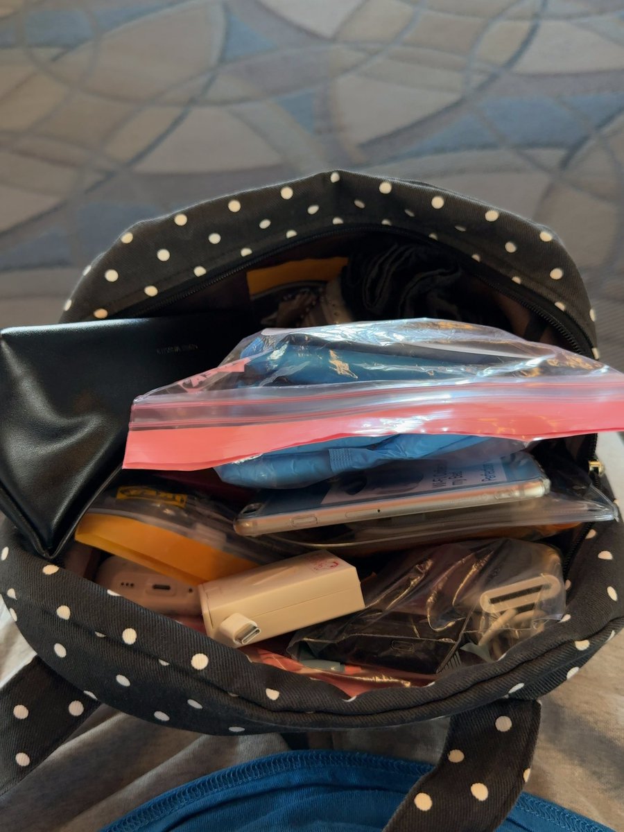 나 장시간 비행기 탈 때 필요한게 많은 여자라

여권 여권사본 보조배터리 2개 오버나이트 생리대(두꺼움) 4개 달러현금(229달러) 디카 선글라스집 귀마개 멀미약 가글 에어팟 충전기 2종류 어댑터 얇은바람막이 클렌징티슈(소분함) 아이폰6s 압박스타킹을 넣고 유유히 기내수화물로 들고 탐