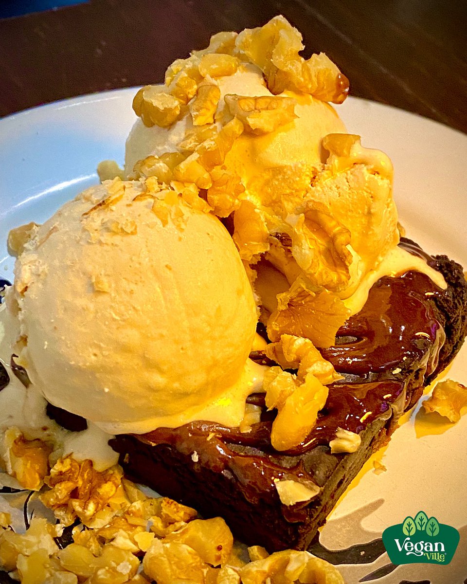 Lluvia 🌧️ + un #brownie con #helado de #caramelo y nueces = una excelente combinación 💚 ¡te esperamos con esto y muchísimo más en el paraíso #vegan! 💚