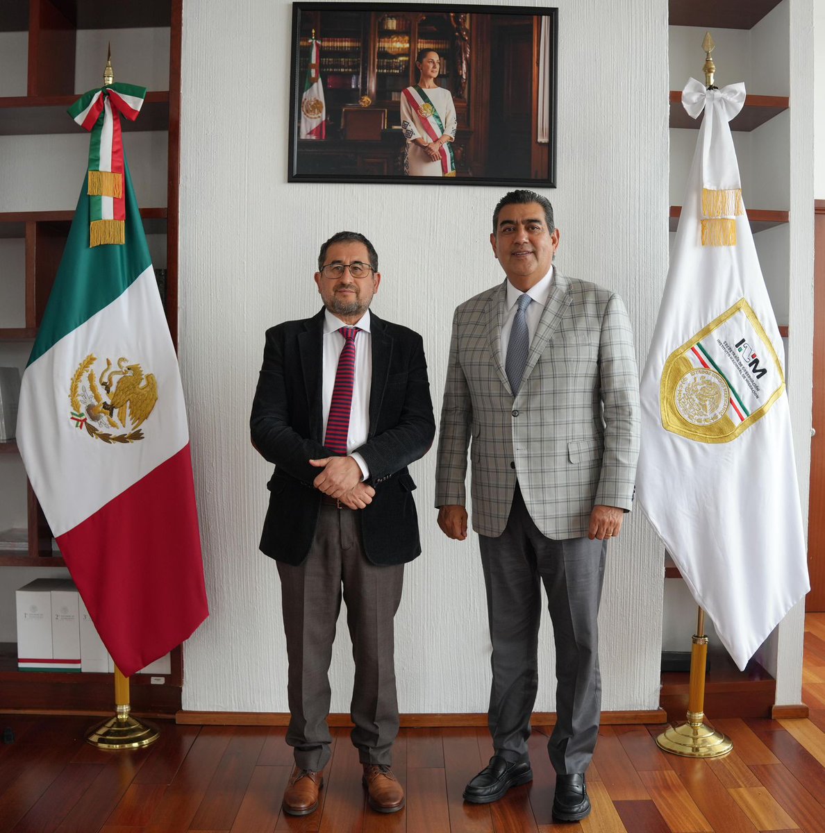 Para fortalecer los mecanismos de atención y apoyo a la población #migrante 🚶🏽🚶🏾‍♀️,  que se encuentra en la Ciudad de México 🇲🇽, el comisionado del <a href="/INAMI_mx/">INM</a>, <a href="/SergioSalomonC/">Sergio Salomón</a>, sostuvo una junta de trabajo 🤝 con el secretario de Gobierno de la #CDMX, <a href="/craviotocesar/">César Cravioto</a>, y con el