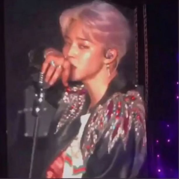 #jikookau #aujikook #abo
JungKook só quer saber de festas, curtição e ômegas, mas fica obcecado com o ômega de cabelos rosas que vê dançando em uma boate. Jimin finge que não conhece o alfa mais famoso de sua universidade.