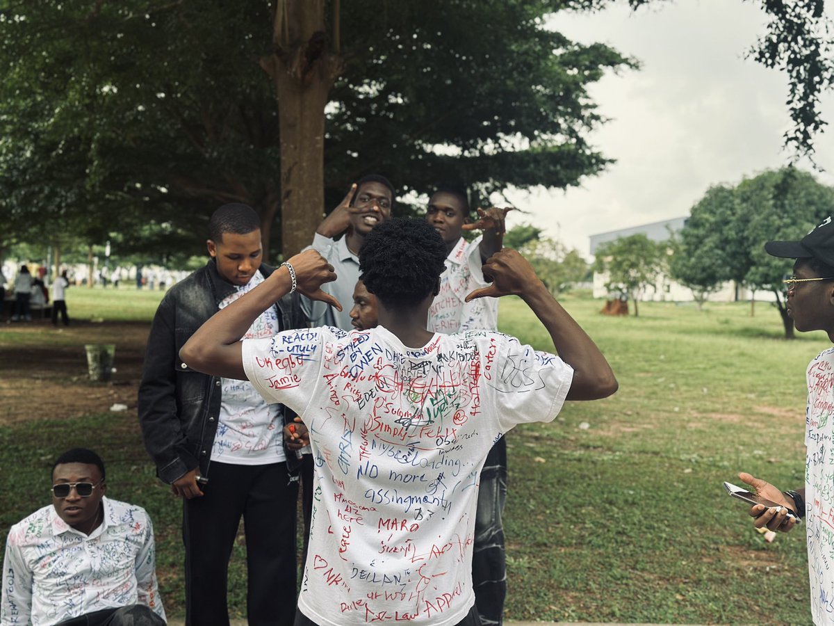 obaii_reacts's tweet image. Never holding another pen, unless it’s YouTube or bank affairs ! Thankyou God ❤️✝️#nomorehomework #reactors #signout