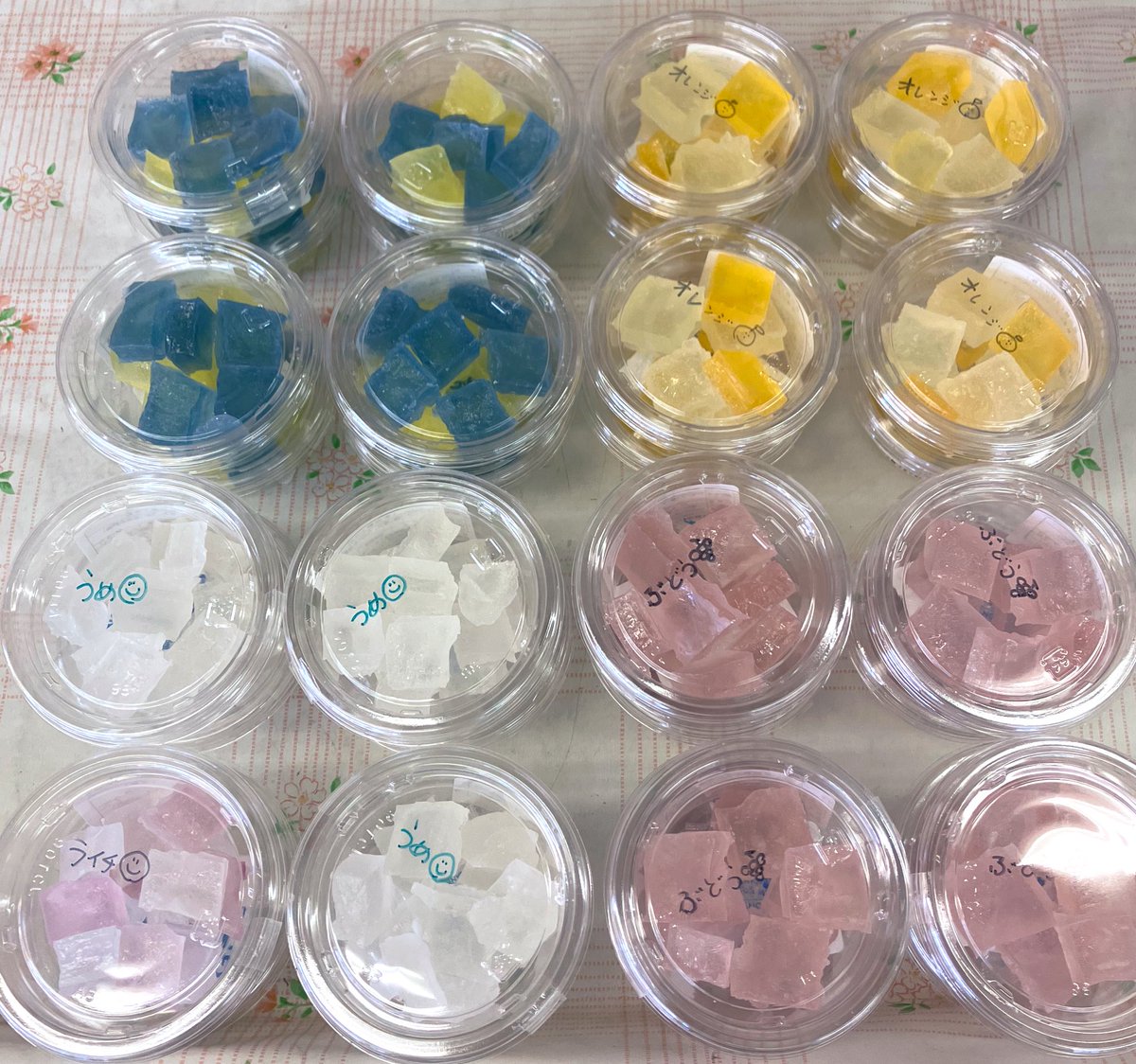 おはようございます🌞 本日はファーマーズにもち麦おやき、琥珀糖（海カラー🐠 うめ、ライチ、ぶどう🍇 オレンジ🍊 ）、プレーンシフォン、他になります。よろしくお願いします😃