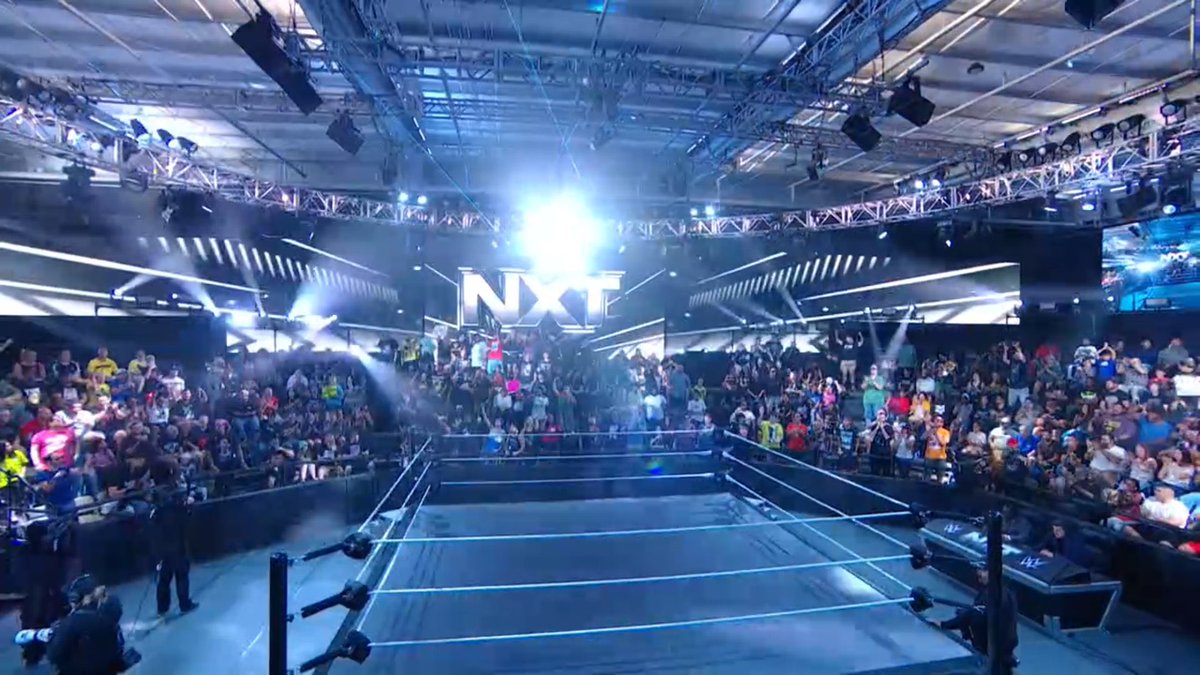انطلاقة العرض بنزال بين جايدا باركر و لاش ليجند 

#WWENXT