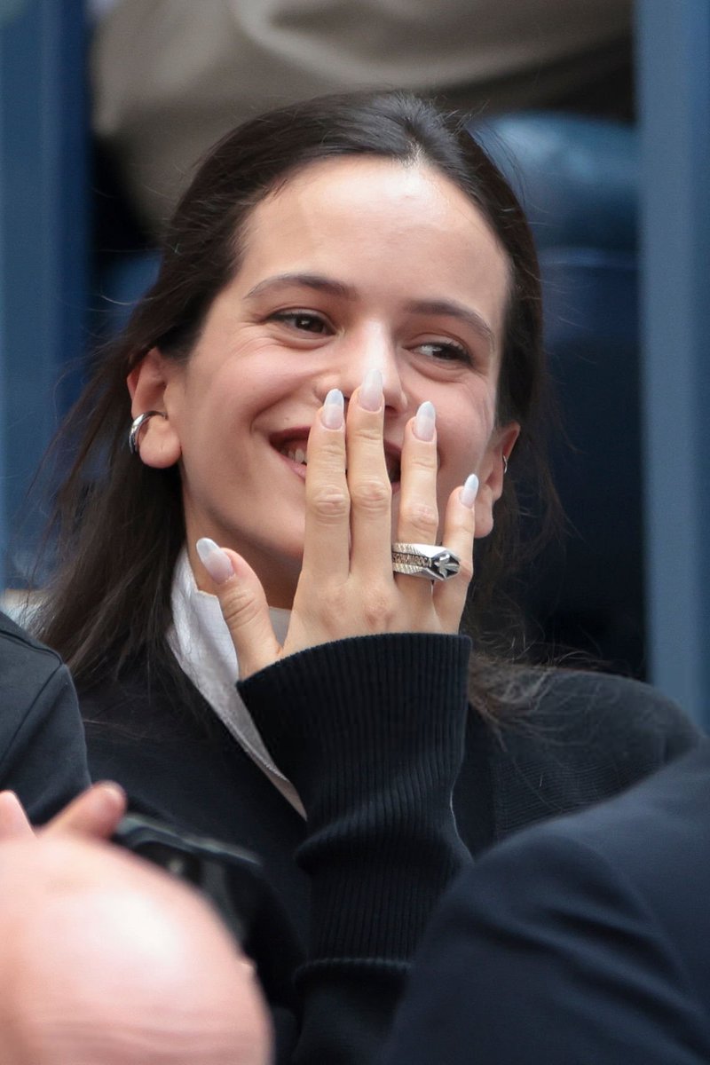 Brokenheartss8's tweet image. El anillo de Rosalía parece tener una flor de lis

"La flor de lis simboliza el árbol de la vida, la perfección, la luz, la resurrección y la gracia del dios que ilumina."