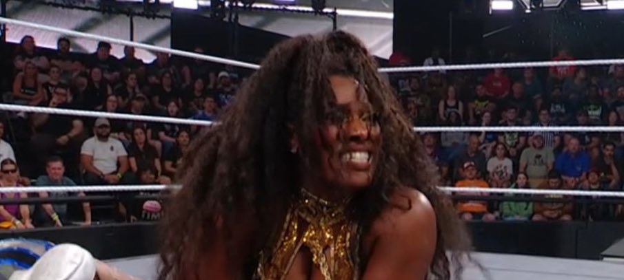 لاش ليجيند تنتصر على جايدا باركر. وبعد النزال جايدا هاجمت لاش ليجيند خارج الحلبة
#WWENXT