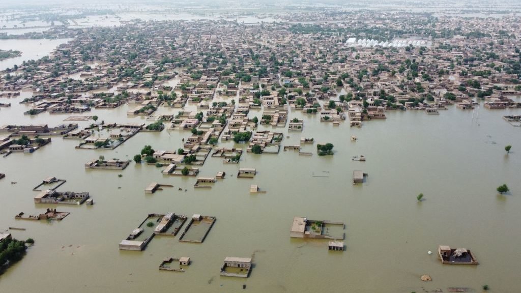 Haris563525's tweet photo. Indian soldiers wade through floods to save people. Pakistan’s army only makes press conferences and advertisement. #ReliefFail #PakistanFloods2025 #PunjabFloods #PunjabFloods2025 . https://t.co/Z92Wva9Vbb