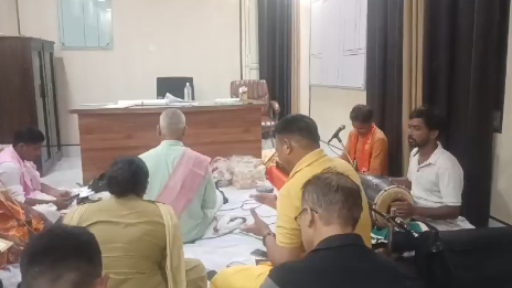 ZEEUPUK's tweet photo. #Hardoi
हरदोई के शाहाबाद कोतवाली पर शनिदेव का साया
साढ़ेसाती से डरकर पुलिसकर्मियों ने कराया सुंदरकांड पाठ
पाठ में कोतवाली इंचार्ज,CO सहित सभी पुलिसकर्मी शामिल
#Hardoi #Shahabad #ShaniKaSaya #SundarkandPath #UPNews #UniqueIncident #PoliceNews #ZeeUPUK @hardoipolice @dmhardoi