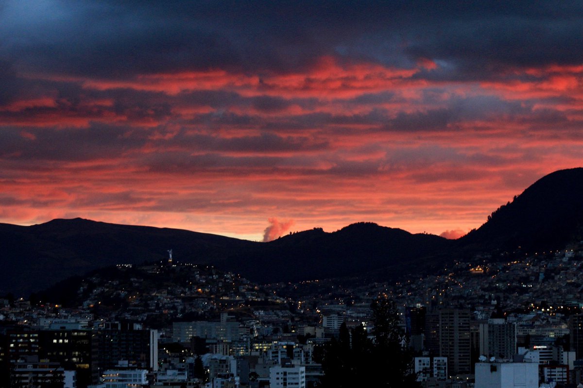 Cielo de #Quito de las 18:26.

Atardecer rojizo sobre la ciudad.

#nohaycielocomoeldequito