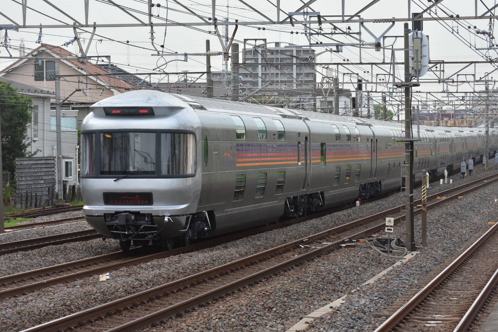 寝台特急カシオペア 1200px-寝台特急カシオペア.JPG