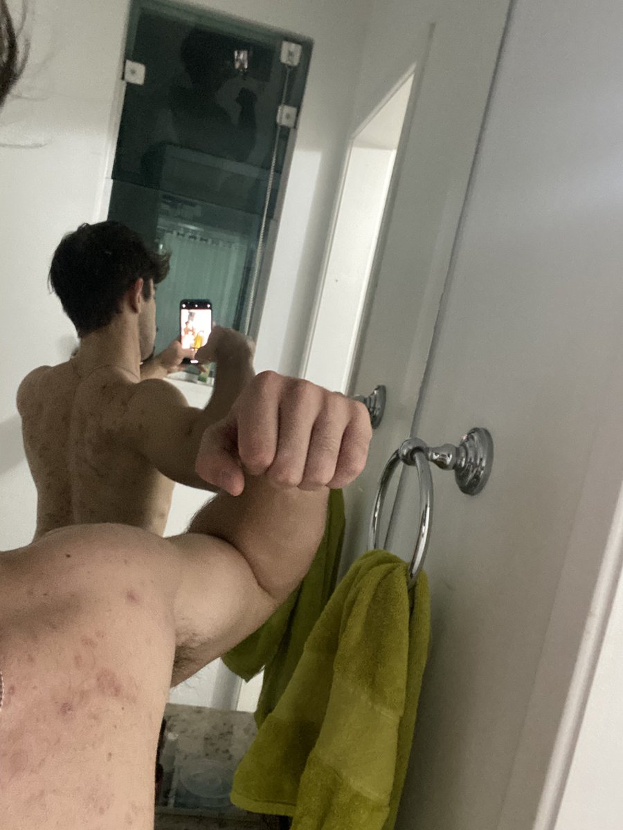rewaLkerX's tweet photo. não sei tirar foto das costas https://t.co/EwJgJYmtLb