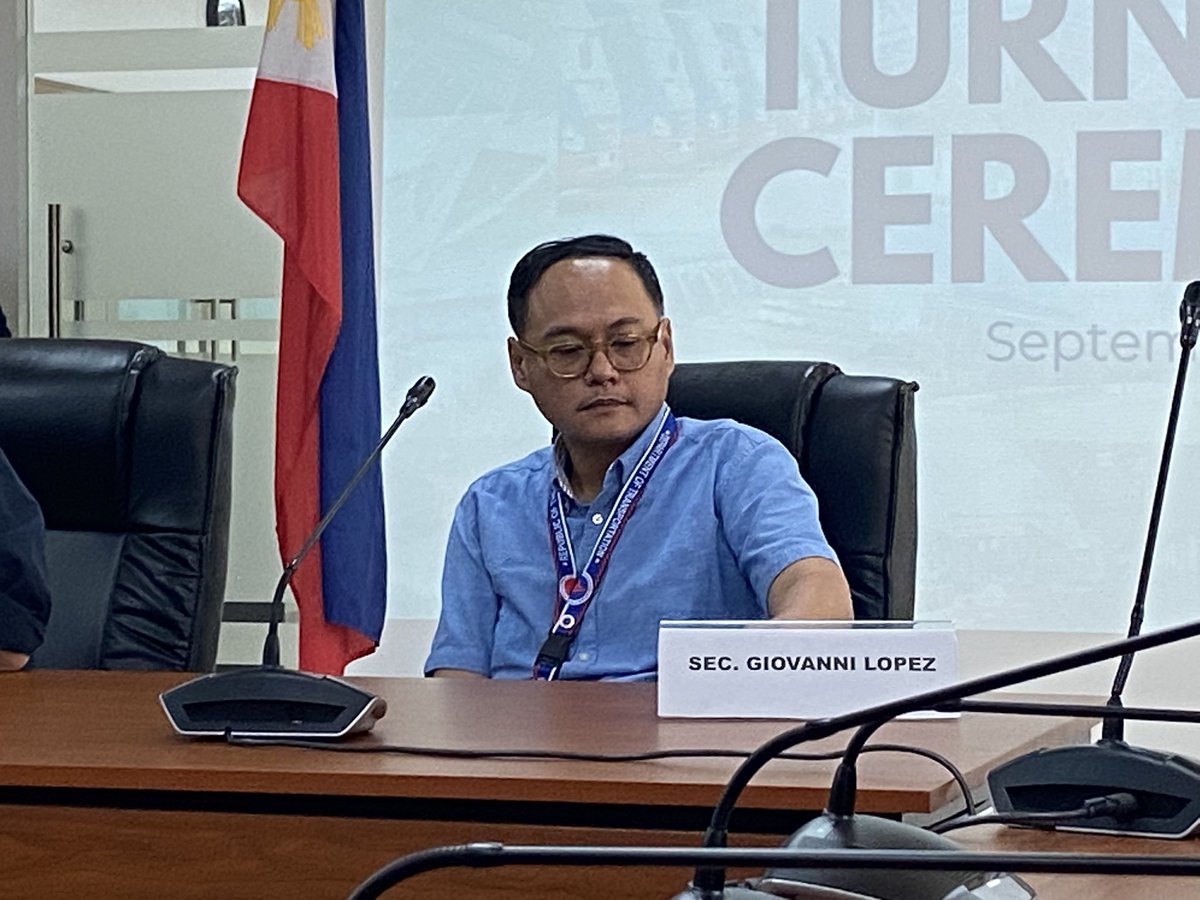 LOOK: Newly minted DPWH Secretary Vince Dizon officially turns over the leadership of the Department of Transportation (DOTr) to Acting Secretary Giovanni Lopez at the DOTr office on Wednesday. <a href="/manilabulletin/">Manila Bulletin News</a>