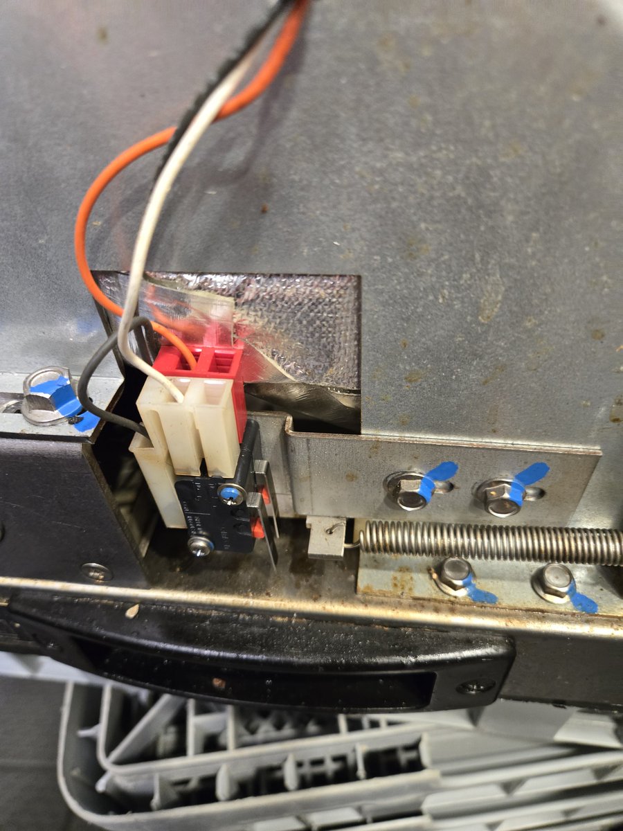JoeHungloRedux's tweet image. Lots of guys overlook the door interlock switches on high speed ovens.

If they're out of alignment, the monitor switch creates a dead short (by design) to kill power to the microwave circuit by opening the fuse.

#ServiceTechLife