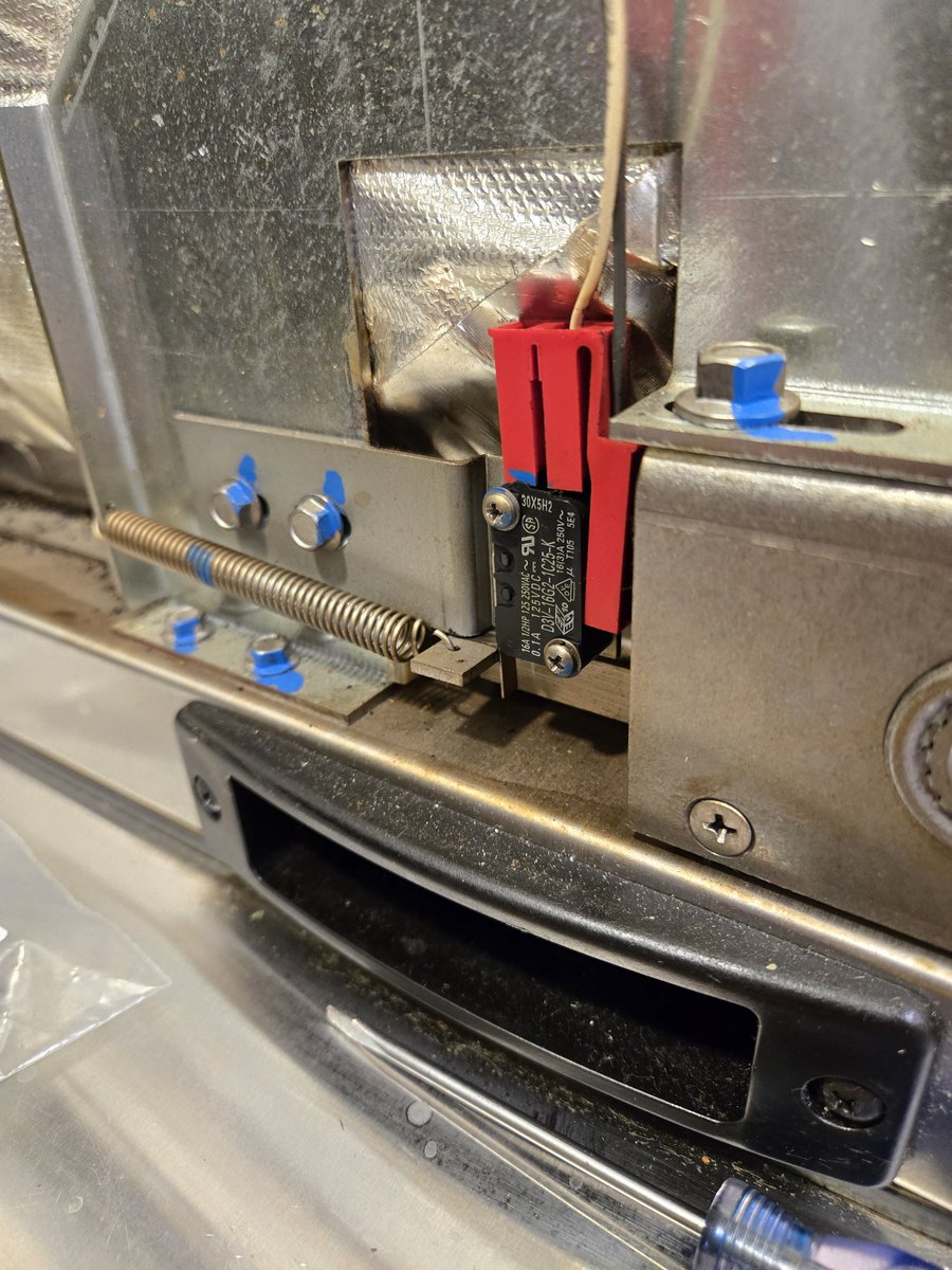 JoeHungloRedux's tweet image. Lots of guys overlook the door interlock switches on high speed ovens.

If they're out of alignment, the monitor switch creates a dead short (by design) to kill power to the microwave circuit by opening the fuse.

#ServiceTechLife