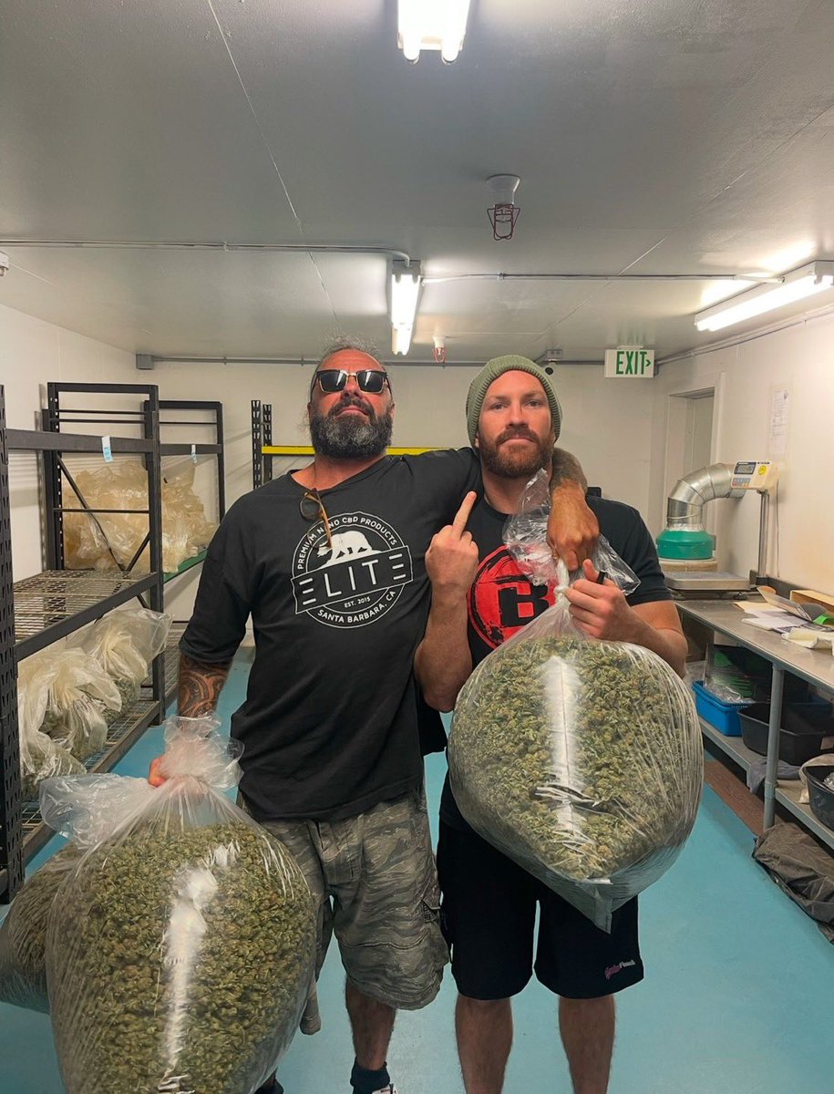 KOLFilesSOL's tweet photo. @kokid951 Or if your name is “Keith Berry”

STEAL a $1000 bag from @memenetic, get in mid to low tier shape, get your weed addictions right and just lie. consistency is weakness https://t.co/ZN3wN10h2Y