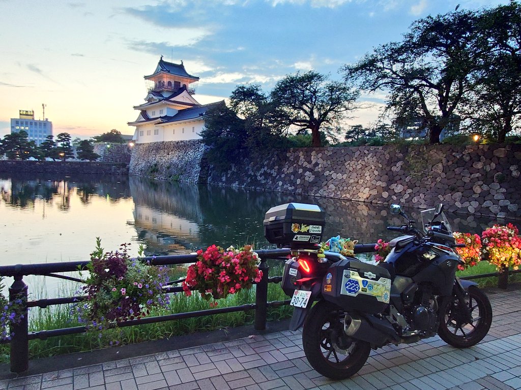 EVstrom2891's tweet photo. 2025.9.2②
9月のスタートは同級生に会いにいきがてら北陸2県にツーへ~🏍️💨
富山市内と夜の新湊大橋・海王丸パークを散策して🚢
同級生とオチあい最終目的地の氷見に着弾しました~🏨
#vストローム250 #F800ST #バイク乗りと繋がりたい
#富山城 #富山市 #海王丸パーク #新湊大橋 https://t.co/jFZ3KVY8dK