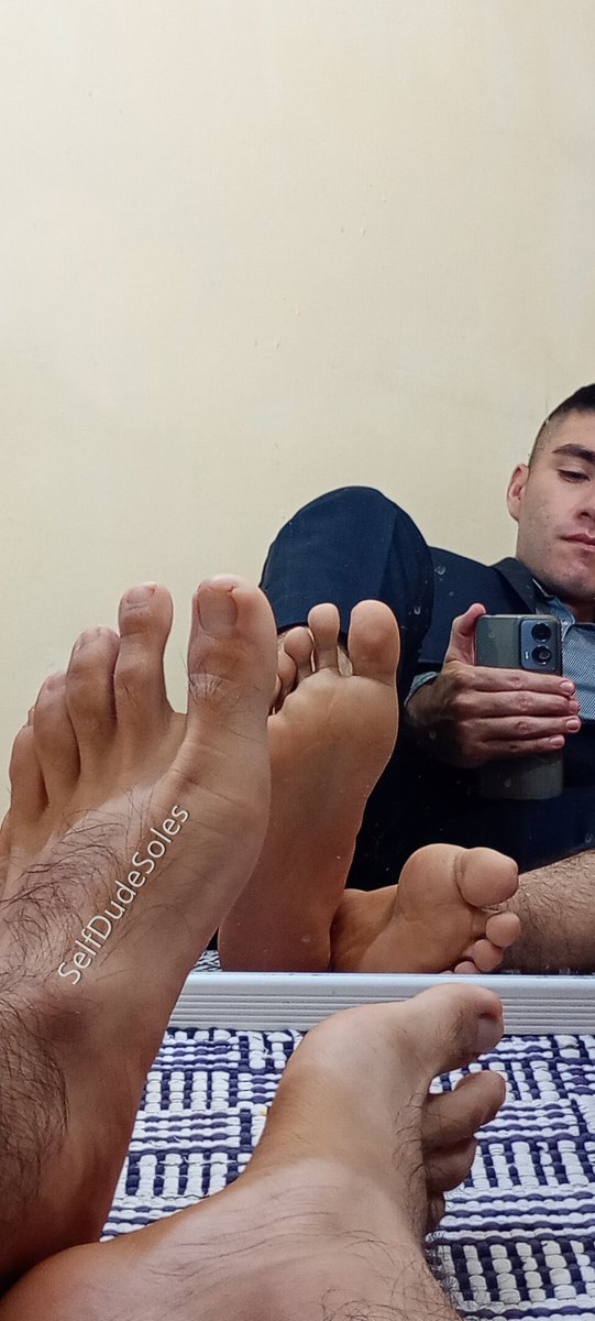 The first thing that I do once I'm home is getting free my toes 

#feet #boy #malefeet