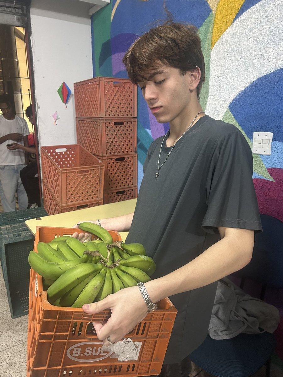 sergio_hoje's tweet photo. veio, tirou foto com o cuco (que é menor de idade nao pode mostrar), ganhou desenho e vendeu banana verde! #cucotwt #sergiotwt #desenhotwt #bananatwt https://t.co/aURoLZbL9z