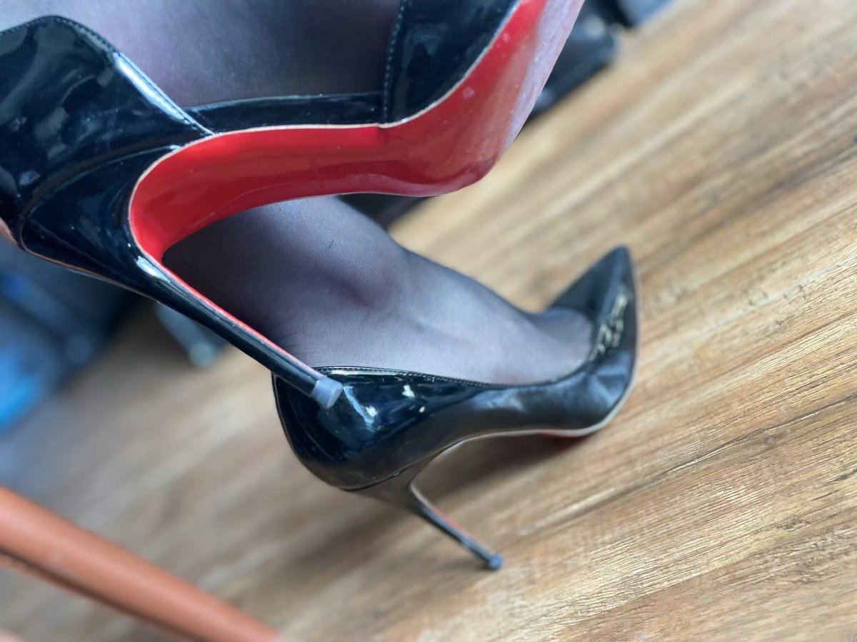 你们男的都喜欢黑丝红底？