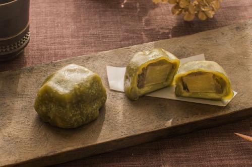 【抹茶いきなり団子🍵】  
国産茶葉を贅沢に使用した抹茶を生地と餡にたっぷり練り込みました。  
熊本駅店とネット販売限定です！  
#抹茶スイーツ #熊本グルメ #いきなり団子 #長寿庵 #熊本市 #熊本駅 #熊本名物