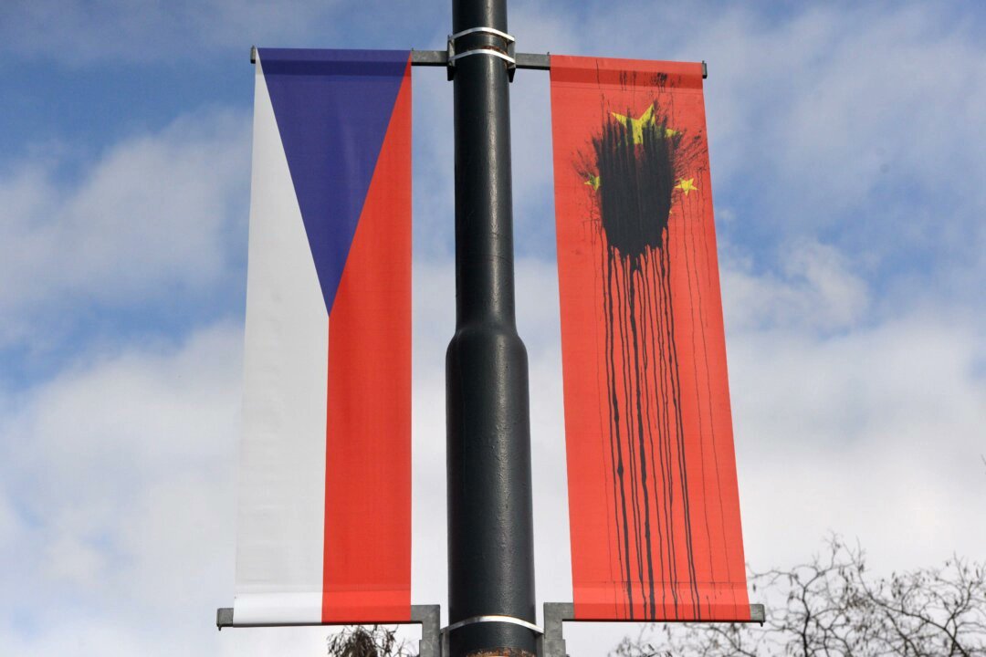 9. Conclusão: o futuro que está sendo desenhado agora
A diferença entre a República Tcheca e o Brasil diante da China e do comunismo é mais do que estratégica.

🇨🇿 Praga aprendeu com o passado: após décadas sob domínio soviético, rejeita qualquer aproximação com regimes