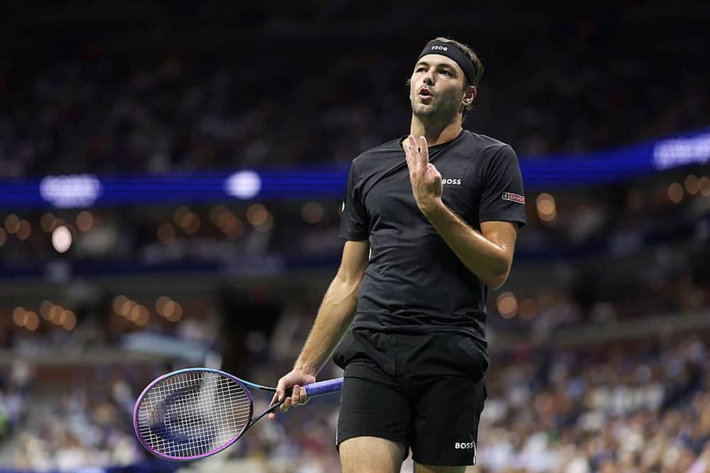 Novak Djokovic takes the 1st set 6-3 

2nd serve points won 
Djokovic - 10/18

Taylor Fritz- 1/11 

#Tennis #USOpen2025 #USOpen
