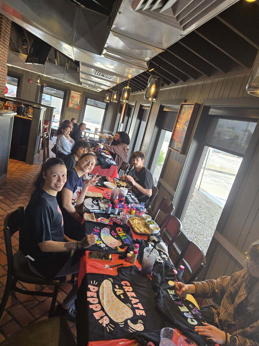 handy_lisbeth's tweet photo. Create a pepper potluck was fun!!! 🥰
#chilislove
#createapepper
#Chilis https://t.co/Ws9GQhYVQP