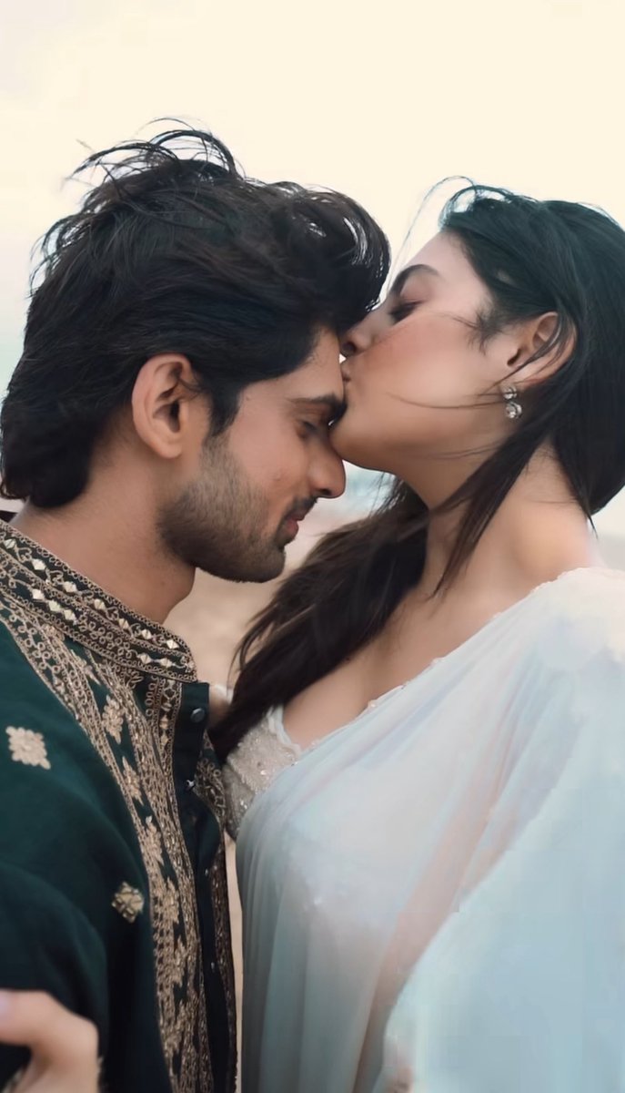 GlamWorldTalks's tweet image. #IshaMalviya and #AbhishekKumar 🤣