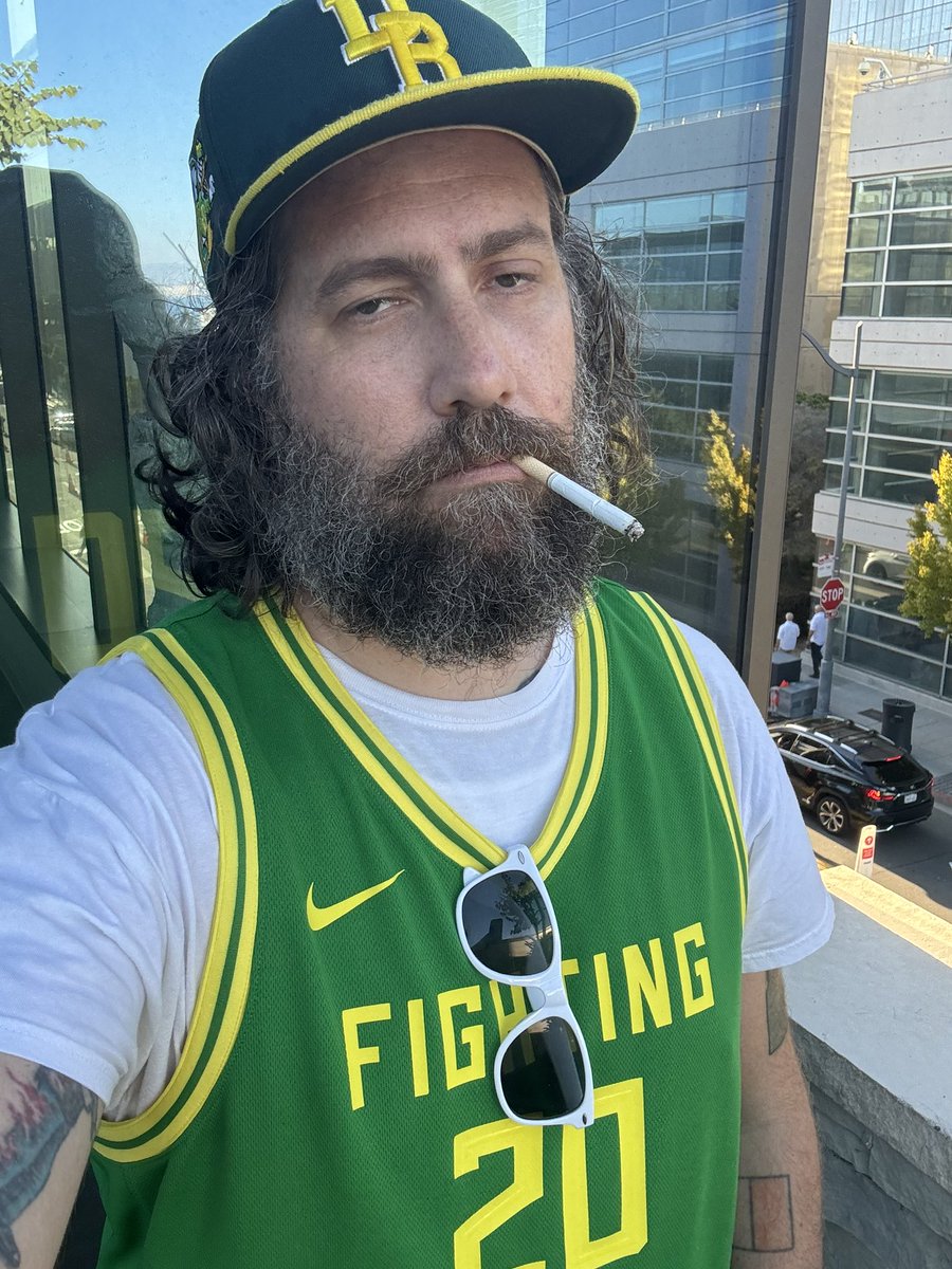 Got to Chase Center and found out Sabrina isn’t playing tonight. #GoDucks 🏀🦆