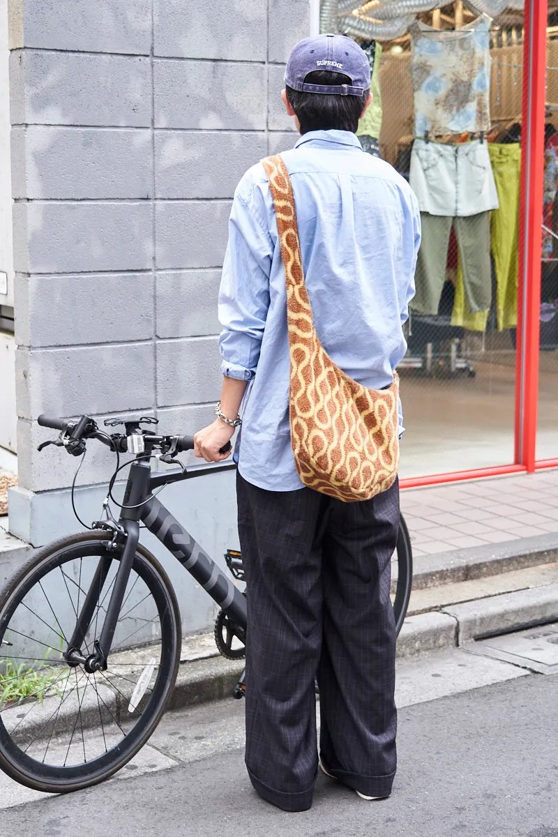 OCEANS_mag's tweet image. ストリート＆スポーティなスタイルが、クロスバイクのエクストリームな雰囲気に見事マッチする。

中核を担うのがユニクロの淡いブルーシャツだ。
袖を軽く捲り、第一ボタンのみを外す。
スラックスもワイドではあるが、品もある。

ラフさときちんと感のバランスが絶妙！
▶︎oceans.tokyo.jp/article/detail…