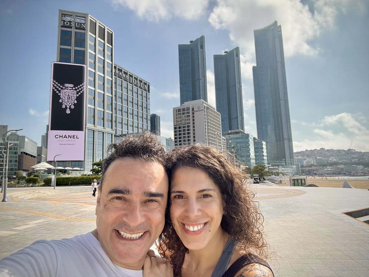 pedrotochas's tweet image. Pedro e Raquel em Busan, Coreia do Sul.

#streetperformer
#summertour2025
#funtimes