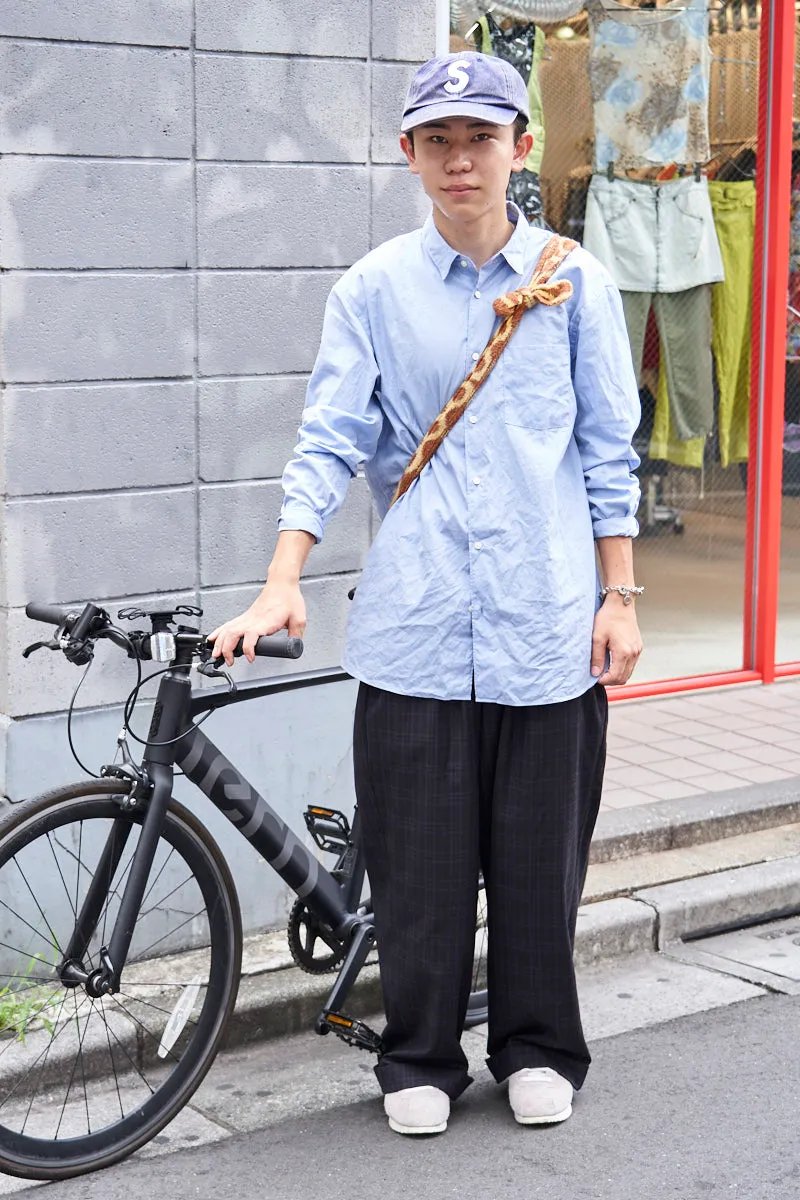 OCEANS_mag's tweet image. ストリート＆スポーティなスタイルが、クロスバイクのエクストリームな雰囲気に見事マッチする。

中核を担うのがユニクロの淡いブルーシャツだ。
袖を軽く捲り、第一ボタンのみを外す。
スラックスもワイドではあるが、品もある。

ラフさときちんと感のバランスが絶妙！
▶︎oceans.tokyo.jp/article/detail…