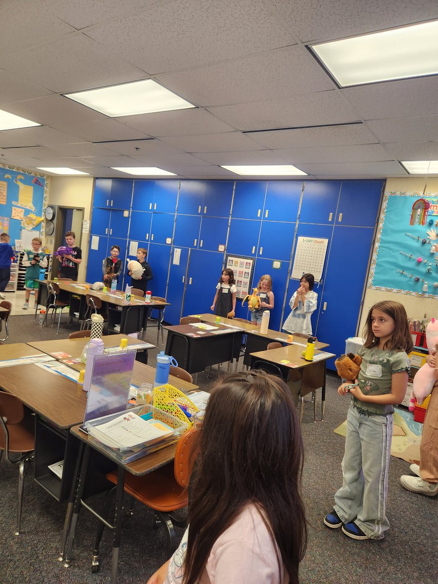 MsThompsonsRoom's tweet photo. Started 3rd grade with glow bracelets and sharing comfort items in morning meeting. https://t.co/UFJ7B4ON54