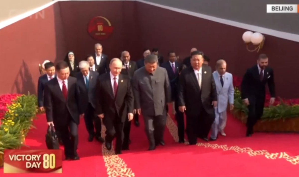 Los presidentes de China, Rusia y Corea del Norte se muestran juntos en el idesfile que recuerda el 80° Aniversario del Fin de la Segunda Guerra Mundial. En el desfile militar, el mas grande en la historia china, Xi Jinping prometió presentar su armamento mas avanzado