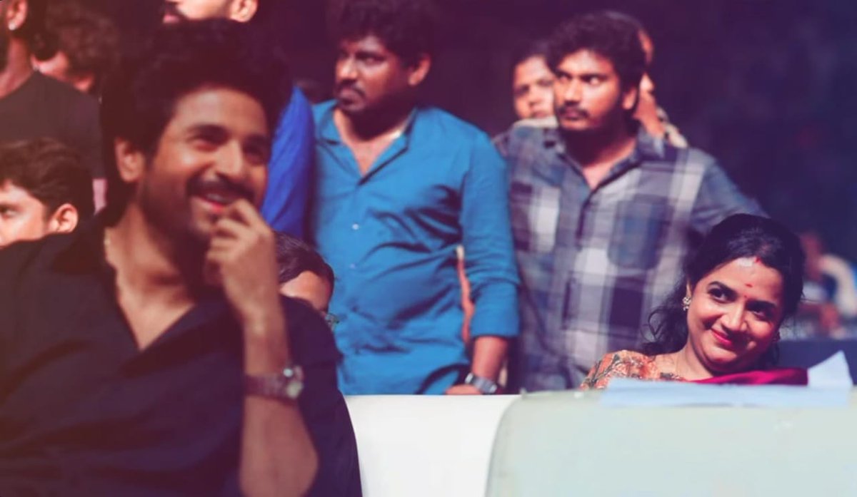 Enna frame daa 🤌❤️😭 

The way she admires her husband 🥹❤️

#Madharaasi | #Sivakarthikeyan