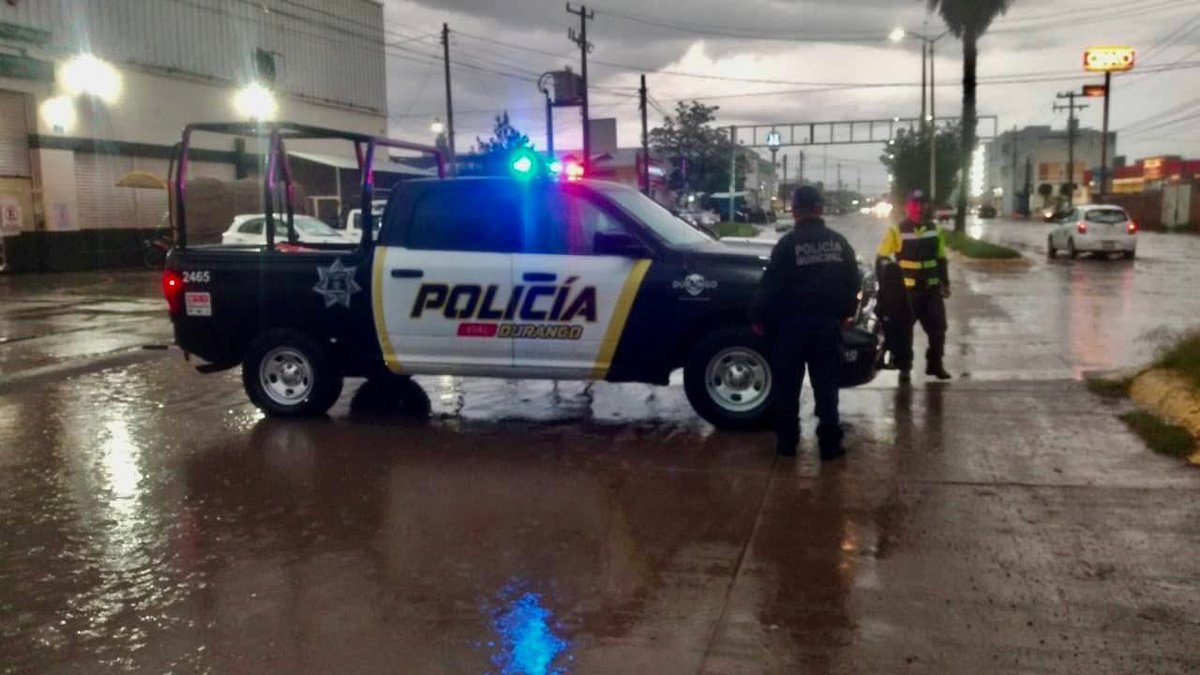 DMSPDGO's tweet image. Policía Municipal mantiene presencia y recorridos de vigilancia en avenidas de nuestra capital ante la presencia de lluvias 🌧️ en nuestra ciudad.
Al momento se realiza cierre preventivo a la altura del Hospital de Salud Mental. 👮🏻♂️👮🏻♀️🚨