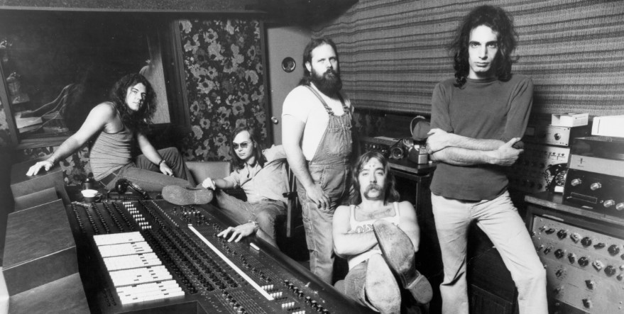📻 A haunting jazzy piece that doesn’t offer easy answers but that’s part of its allure. A challenge for the listener to consider whether they’ll retain their spirit, creativity or identity when faced with adversity. #SteelyDan #WalterBecker      5877208 open.spotify.com/track/4rpBtNVt…