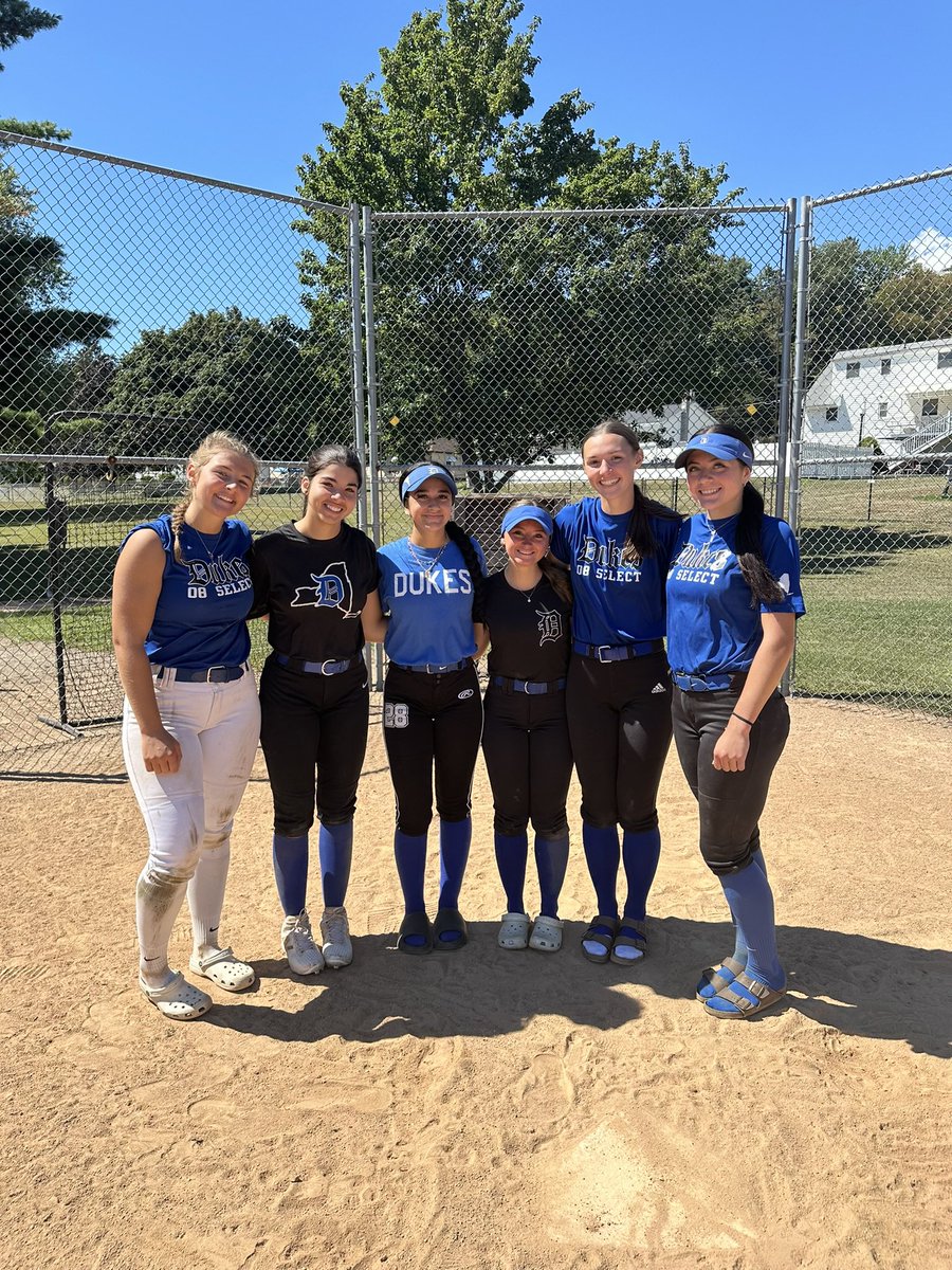 ladydukesshort's tweet photo. HAPPY LAST FIRST DAY OF HIGH SCHOOL TO OUR 2026s as they enter their senior year this week. Wishing luck and an abundance of success and memory-making fun to our HS Seniors- Jada, Jadeyn, Samantha, Abby, Hannah, Ella, and Kendyl (not pictured in group photo). Make the most of it! https://t.co/G8bm4iB3VE