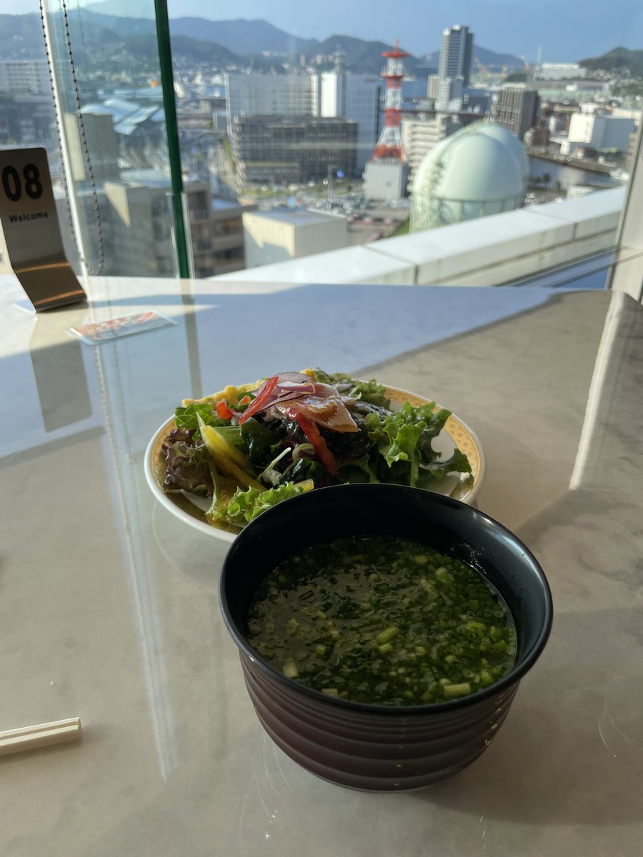 二日酔いの朝はサラダとお味噌汁で