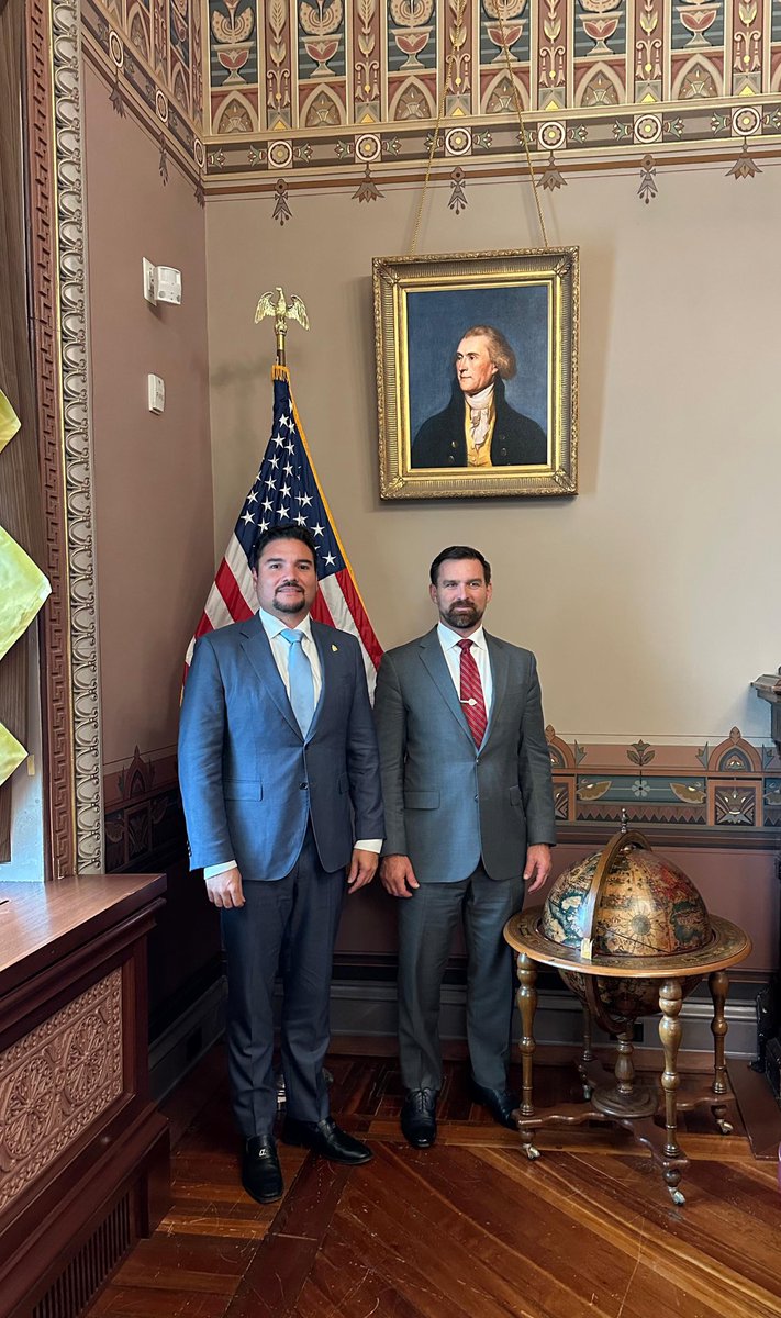JavierEBS's tweet photo. Hoy sostuve una productiva reunión con el Sr. Michael Jensen, Director para el Hemisferio Occidental del Consejo de Seguridad Nacional de los Estados Unidos, donde conversamos sobre la importancia de la cooperación entre nuestros países en la lucha contra el narcotráfico y el crimen organizado. 
Abordamos temas en materia migratoria, subrayando la importancia de dar continuidad a los mecanismos de apoyo existentes para nuestra comunidad. Asimismo, reafirmamos el compromiso compartido con la democracia, el desarrollo y la colaboración conjunta.