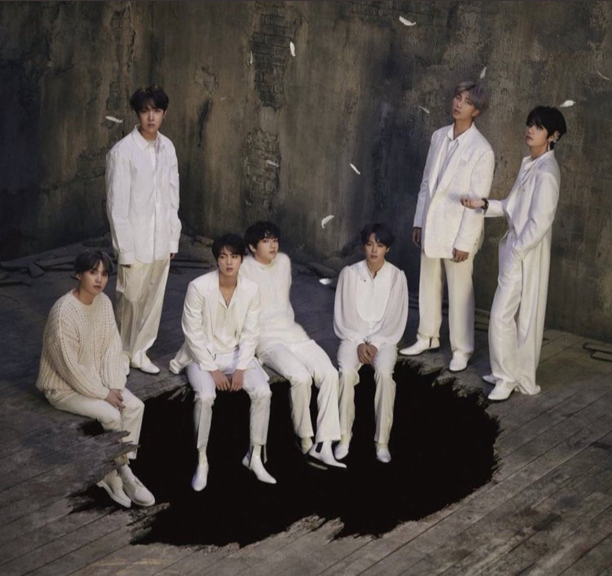 aruru_x0's tweet photo. BTS ピンバッジ
OT7

MAP OF THE SOULのコンセプトフォトでの7人をイメージしています。

Black Swanの黒鳥の羽根に白鳥をイメージした白い衣装の7人が乗っている美しいデザインで、羽根部分にはグリッター加工が施されています。

2.0cm×3.9cm https://t.co/kZMJOs14ps