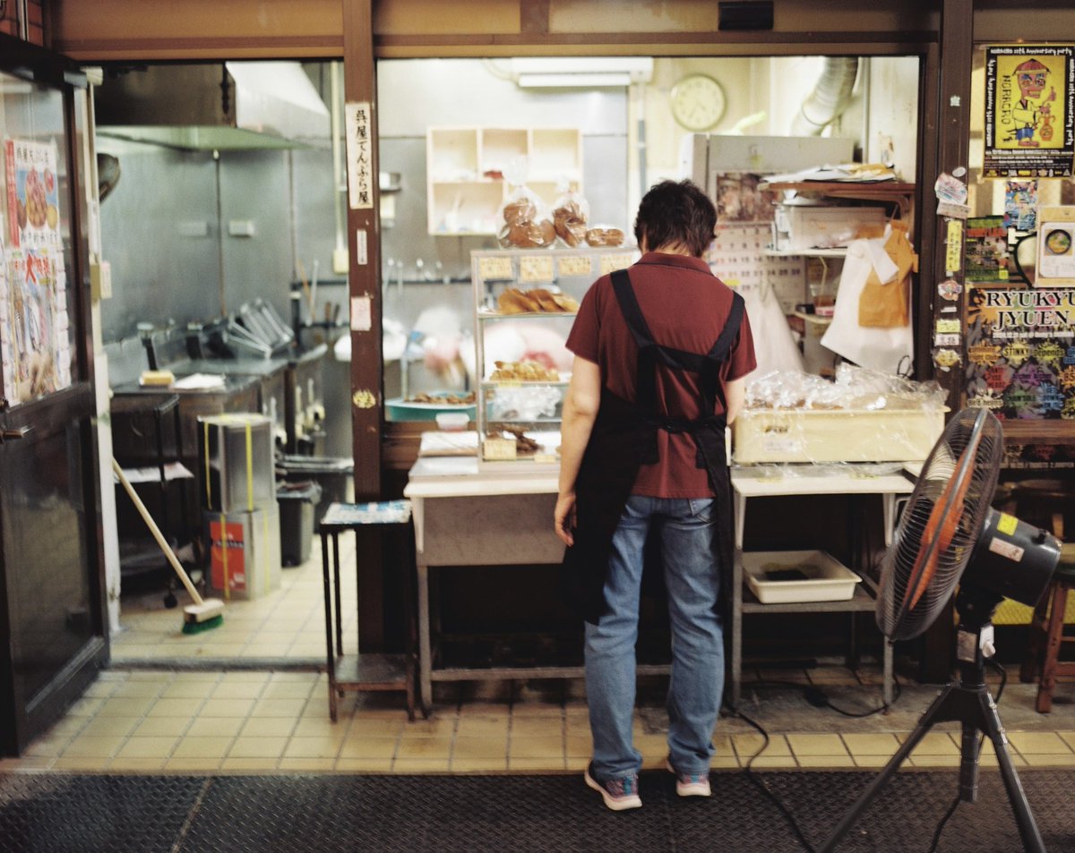 RAVENTRAILJP's tweet photo. 沖縄那覇国際通り。
ローカルはいいぞ。
#Mamiya7II #Mamiyan80mmF4 #スナップ写真 #snapshot #歩きニスト #KodakGOLD200 https://t.co/GmilZAKtPa